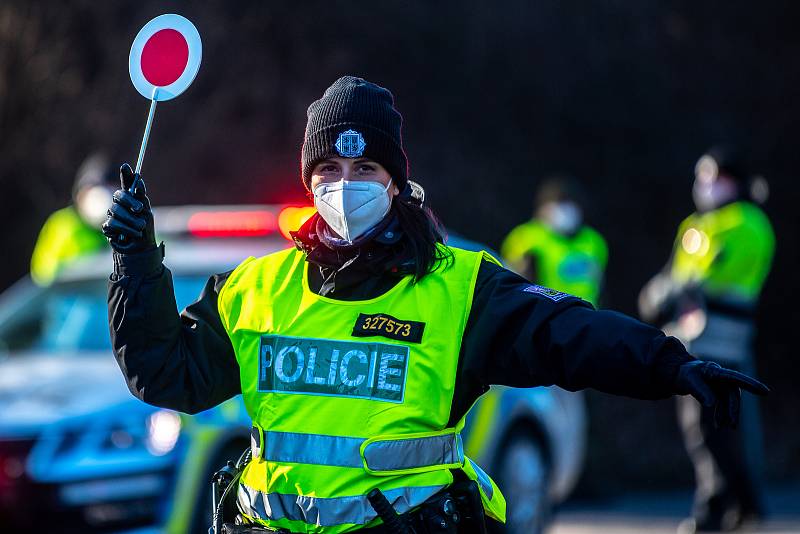 Policie ČR a vojáci začali nařízením vlády ČR kontrolovat, jestli lidé dodržují nová protiepidemická opatření omezující volný pohyb mezi okresy. 6. března 2021 v Nové Bělé.