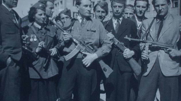 Tankista Jiří Brabec (uprostřed) krátce po válce jako člen svazu národní revoluce se svými spolubojovníky, ale i s horlivými revolucionáři „posledního dne“. 