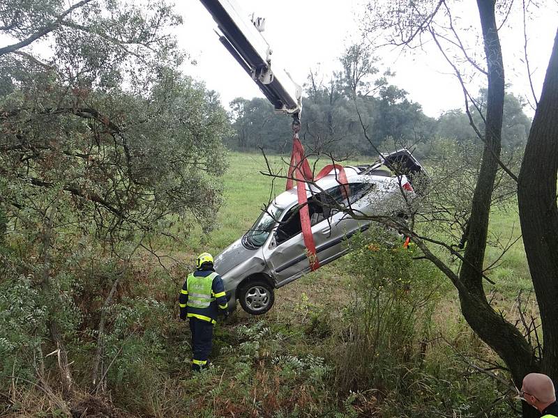 Vozidlo Citroën Xsara, které skončilo v příkopu, vyprošťovali v pátek ostravští hasiči. 