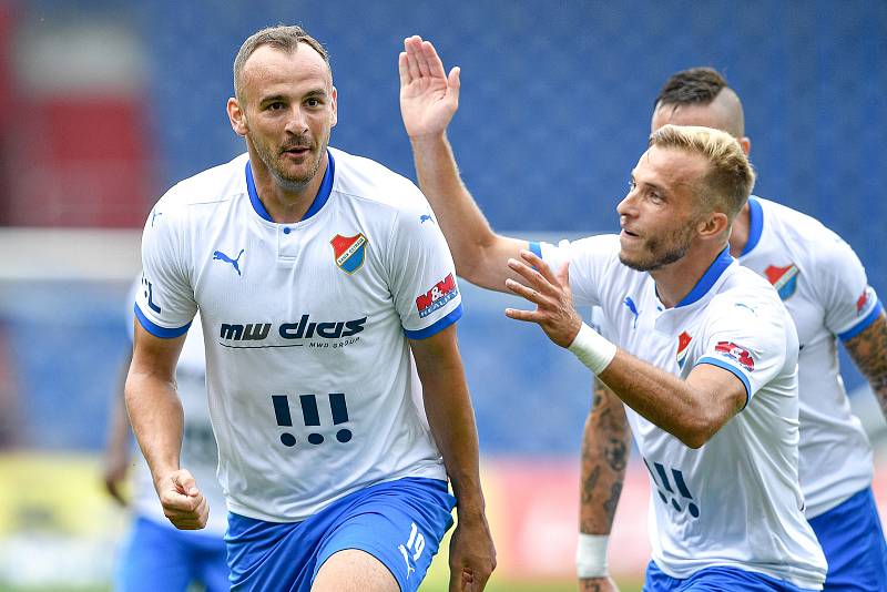 Utkání 2. kola první fotbalové ligy: Baník Ostrava - Fastav Zlín, 1. srpna 2021 v Ostravě. (zleva) David Lischka z Ostravy a Nemanja Kuzmanovic z Ostravy se radují z gólu.