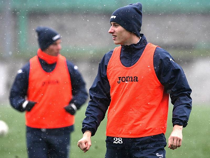 Ján Greguš (v popředí snímku) ještě trénuje s Baníkem, ale brzy by se mohl stát novou posilou druholigového anglického celku Bolton Wanderers.