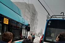Cestující trolejbusové linky 104 pomohli s roztlačením trolejbusu, 23. ledna 2023.