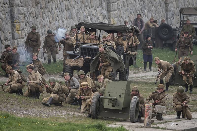 Historická ukázka osvobozovacích bojů v Ostravě na břehu řeky Ostravice u příležitosti oslav 70. výročí osvobození města.