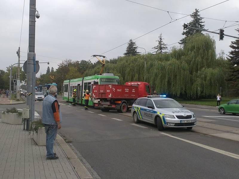 Nehoda tramvaje před Krajským úřadem v Ostravě.