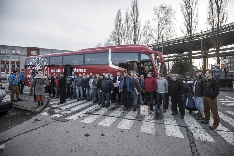 Více než sto zástupců ocelářských firem z Moravskoslezského kraje vyrazilo v sobotu vpodvečer do Bruselu. Už v pondělí se tam zúčastní demonstrace proti zavedení tržního statusu Číny, které podle ocelářů ohrožuje evropský průmysl. 