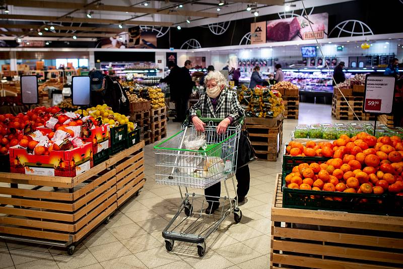 Senioři při nákupech v supermarketu Globus v Ostravě.