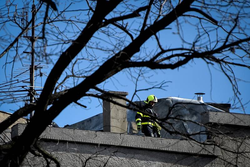 Hasiči odstraňují následky silného větru, 11. března 2019 v Ostravě.