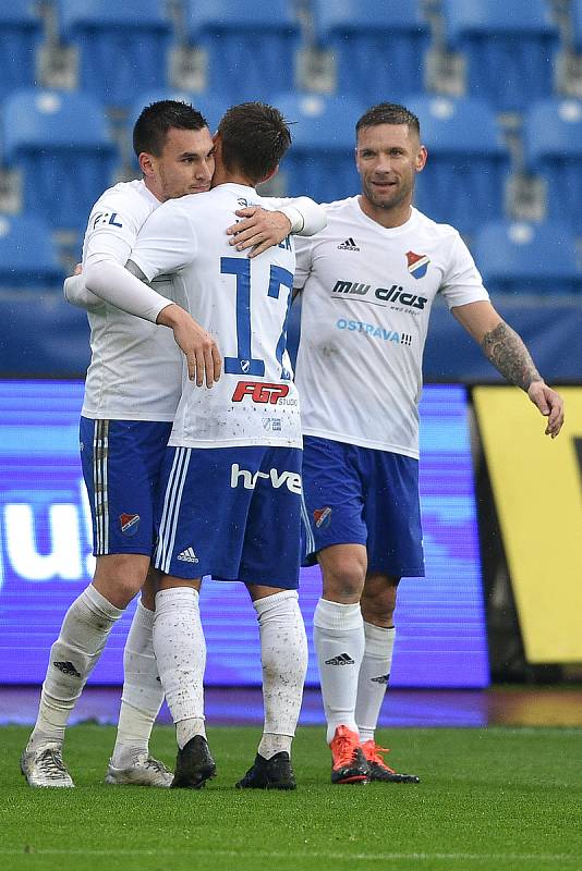 Utkání 12. kola první fotbalové ligy: Baník Ostrava - Fastav Zlín, 5. října 2019 v Ostravě. Na snímku (zleva) Rudolf Reiter a Martin Fillo a Milan Jirásek.