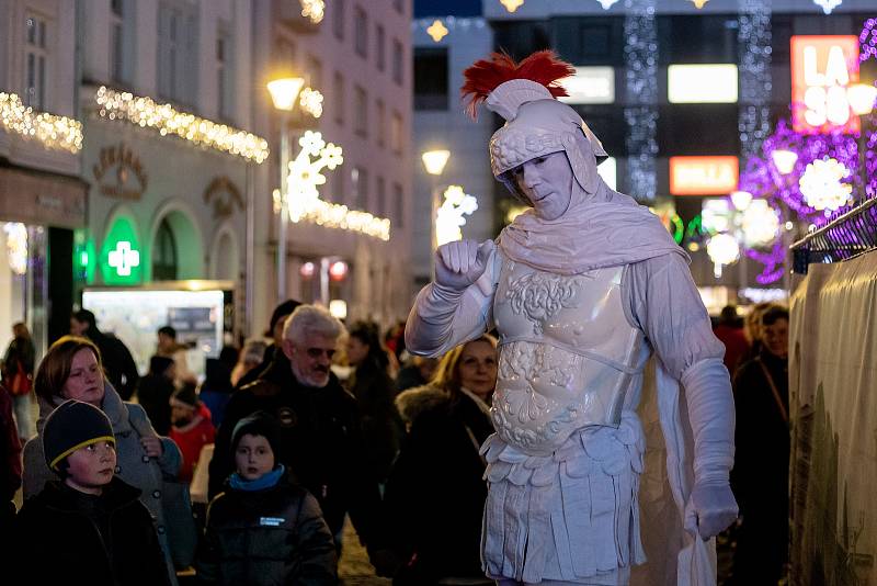 Rozsvícení vánočního stromu a trhy na Masarykově náměstí v centru Ostravy, neděle 1. prosince 2019.