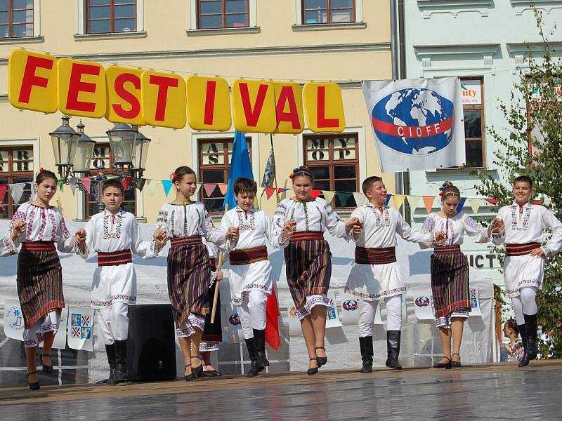 Doslova v roztančené město se již řadu let mění Frýdek-Místek, který každoročně v červnu na několik dnů ožívá stovkami krojovaných tanečníků, hudbou a folklorem.