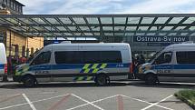 Policisté u nádraží v Ostravě-Svinově čekají na příjezd fanoušků Sparty.