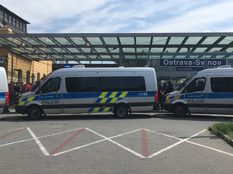 Policisté u nádraží v Ostravě-Svinově čekají na příjezd fanoušků Sparty.