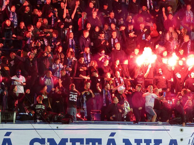 Fotbalisté Baníku Ostrava (v bílém) na Letné, kde remizovali se Spartou 1:1. Podpořit je přijel i početný tábor fanoušků.