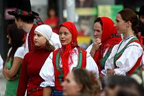 Barevné kroje, exotické tance, hudba a zpěv převzaly hlavní role v tomto srpnovém týdnu v Ostravě. Začal zde už třináctý ročník mezinárodního festivalu Folklor bez hranic.