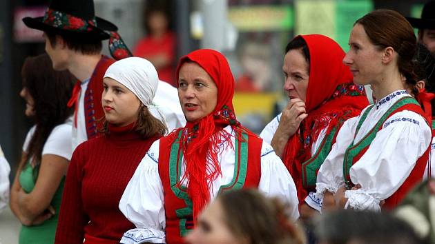 Barevné kroje, exotické tance, hudba a zpěv převzaly hlavní role v tomto srpnovém týdnu v Ostravě. Začal zde už třináctý ročník mezinárodního festivalu Folklor bez hranic.