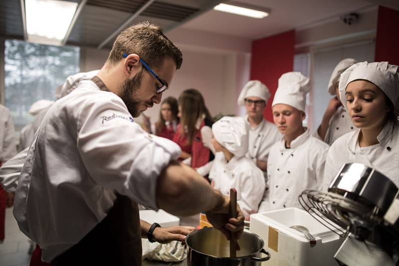 Workshop molekulární kuchyně studentů AHOLu - Střední škole gastronomie, turistiky a lázeňství v Ostravě.