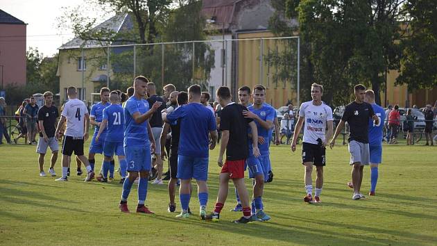 Fotbalisté Bohumína (v modrém) a Polanky v úvodním kole nového ročníku divize F, který vyhráli 4:1.