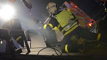Zhruba čtyři hodiny zasahovali hasiči u nehody kamionu zásilkové služby, která se stala v pondělí v noci v Hlučíně na Opavsku. 