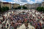 Začátek Festivalu v ulicích přilákal tisíce lidí. Bohatý program bude pokračovat ještě v sobotu a neděli.