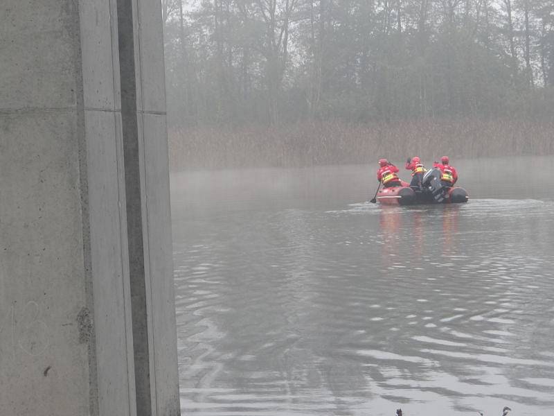 Dvě vozidla hasičů ze stanice v Zábřehu v pondělí ráno vyrazila plně vybavená gumovým člunem a záchrannými saněmi ke svinovskému rybníku Rojek. Cvičili tady záchranu tonoucího.