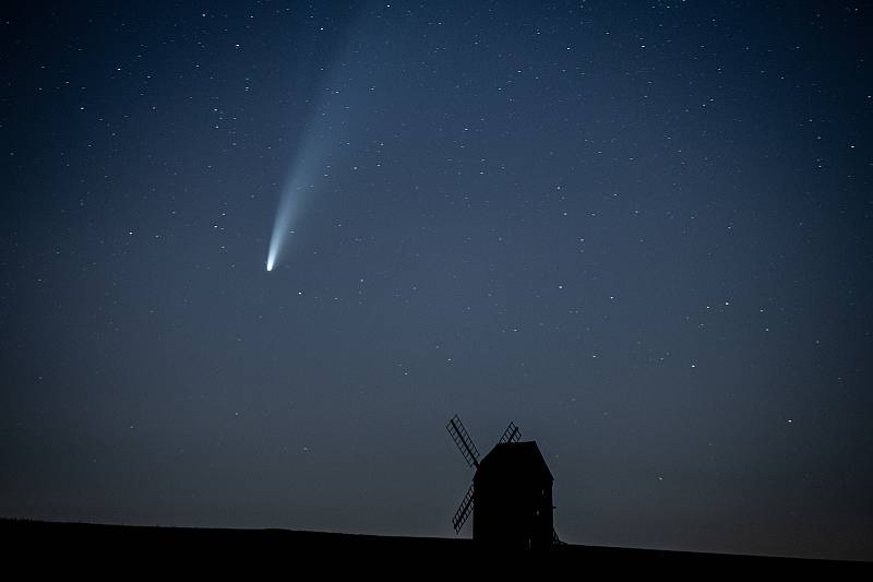 Kometa C/2020 F3 NEOWISE u větrného mlýnu, který se nachází v obci Stará Ves u Bílovce, 13. července 2020.