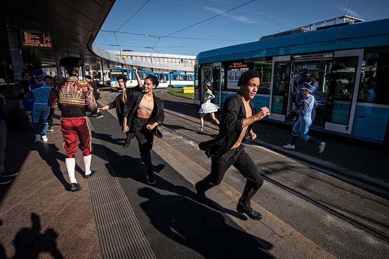 Balet Národního divadla moravskoslezského (NDM) předvedl ukázku z baletu Coppélia a Rossiniho karty v tramvajích městské hromadné dopravě (DPO), 3. září 2020 v Ostravě.