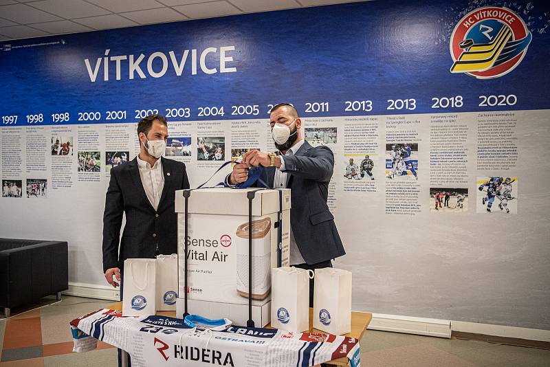 Hráči HC Vítkovice Ridera (Roman Polák a Zbyněk Irgl) připravují dárky pro FNO, 3. března 2021 v Ostravě.