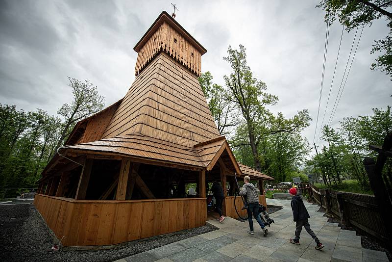 Úklid kostela Božího těla v Gutech a poslední přípravy před jeho otevřením veřejnosti, 22. května 2021, Třinec.