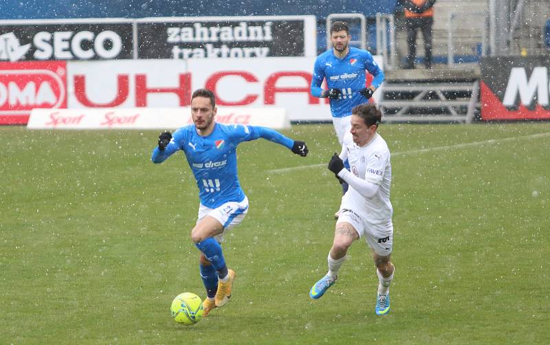 Fotbalisté Baníku Ostrava (v modrém) prohráli nedělní utkání 24. kola FORTUNA:LIGY na Slovácku 1:2.