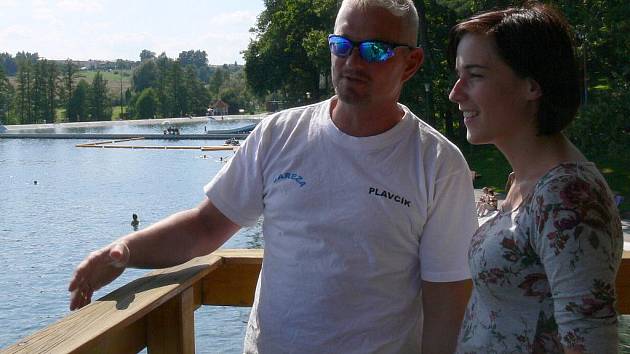 Redaktorka Deníku strávila jeden den s plavčíkem Petrem Klimšou na Letním koupališti v Porubě.