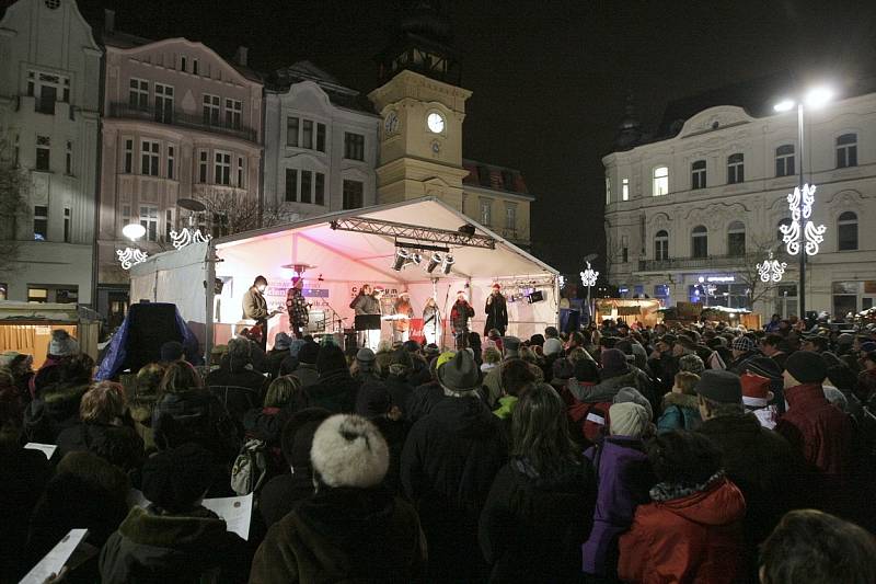 Atmosféra na Masarykově náměstí v Ostravě při akci Česko zpívá koledy v roce 2012.