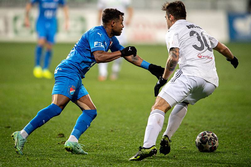 Utkání 12. kola první fotbalové ligy: MFK Karviná - Baník Ostrava, 24. listopadu 2021 v Karviné. (zleva) Dyjan Carlos de Azevedo z Ostravy a Petr Buchta z Karviné.