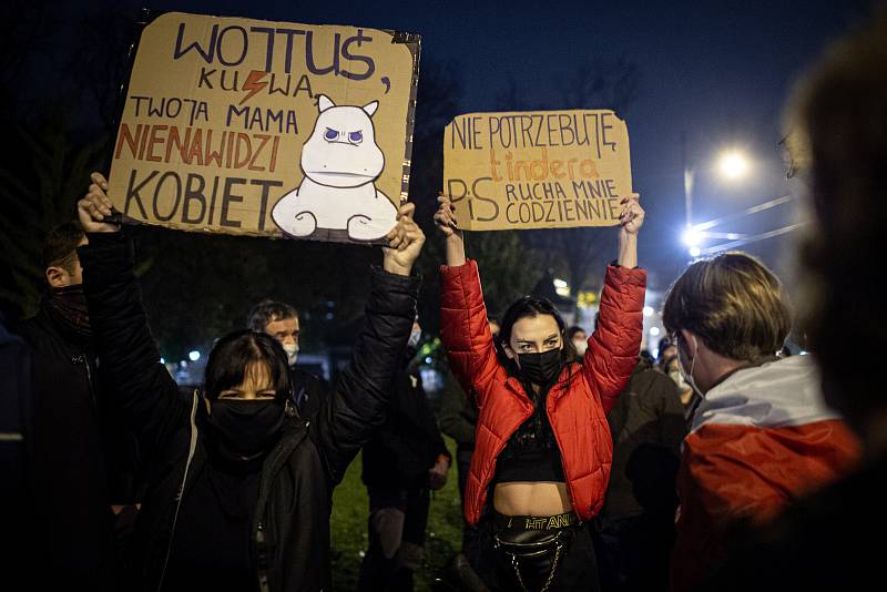 Vlevo transparent s nápisem: „Wojtus, tvoje matka kurva nenávidí ženy“, vpravo „Nepotřebuji tinder, PiS mě šuká každý den! “