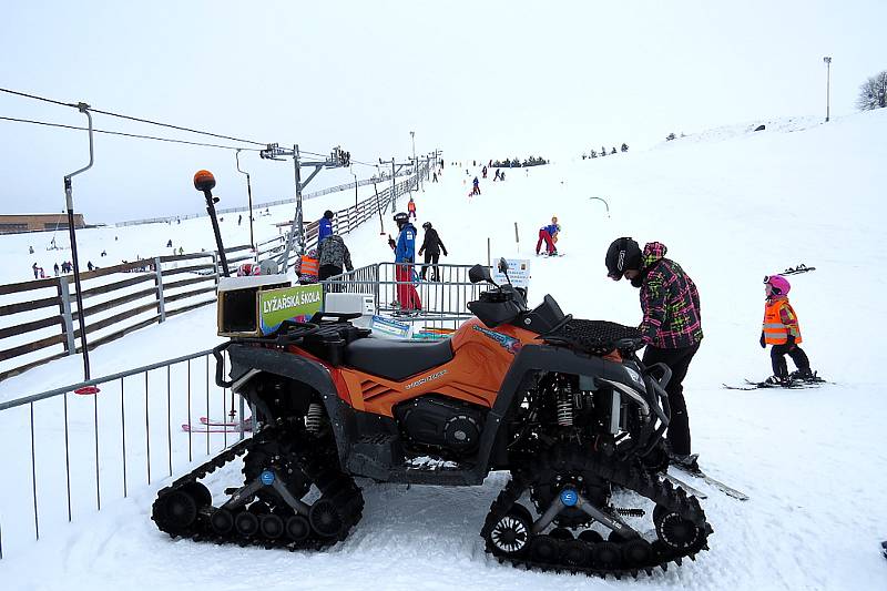 Tošovický areál zaplnili o víkendu lyžaři, snowboardisté i bobisté.