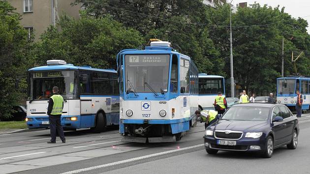 Řidič autobusu ostravské městské dopravy v úterý po ránu nedal při odbočování vlevo přednost tramvaji a při srážce ji vykolejil.