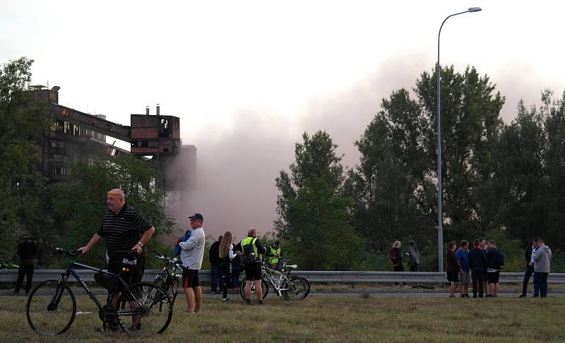 Na odstřel vítkovického komínu Strakáč, 3. srpna 2019 v Ostravě se přišly podívat i celé rodiny.