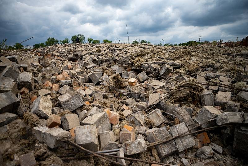 Odstřelem dvou stometrových komínů začala 30. května 2020 sanace areálu po bývalých chemických závodech v Ostravě-Hrušově. Komíny tu stály od poloviny 20. století.