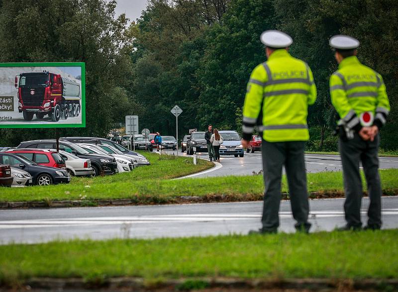 Dny NATO v Ostravě na letišti v Mošnově. Policejní hlídky dohlížející na dopravu na dnech NATO.