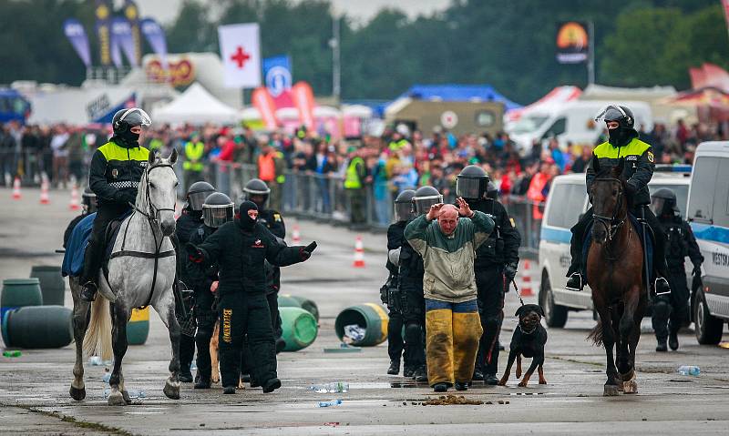 Dny NATO v Ostravě na letišti v Mošnově. Přehlídka jízdní a pořádkové policie