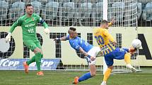 Utkání 10. kola první fotbalové ligy: SFC Opava - FC Baník Ostrava, 5. prosince 2020 v Opavě. (zleva) brankář Ostravy Jan Laštůvka, Jiří Fleišman z Ostravy a Karol Mondek z Opavy.