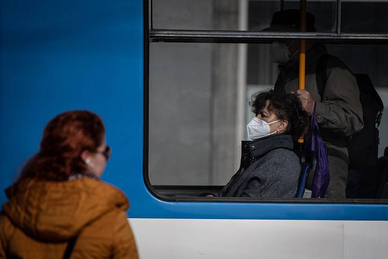 Žena s respirátorem v MHD, 25. února 2021 v Ostravě. Kvůli koronavirové epidemii začala platit povinnost na frekventovaných místech nosit respirátor nebo dvě jednorázové zdravotnické roušky přes sebe.