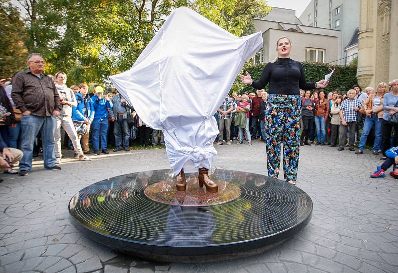 Slavnostní odhalení sochy Věry Špinarové v Husově sadu.