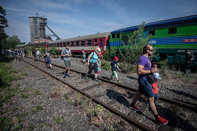 Slezský železniční spolek bude až do září pravidelně o víkendech vypravovat na okružní poznávací jízdy po uhelných vlečkách na Ostravsku a Karvinsku speciální osobní vlaky. Snímek z premiérové výletní jízdy, která se uskutečnila v sobotu 12. června 2021.