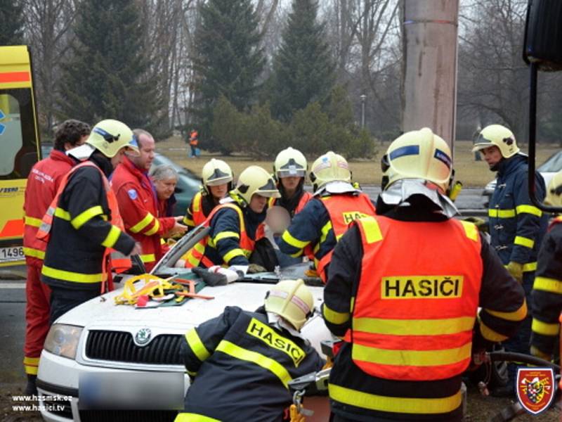 Akce záchranářů při vážné nehodě taxíku