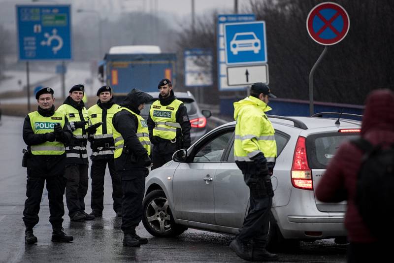 Cvičení zákroku a postupu při zajištění migrantů na hranici s Polskem v Chotěbuzi. 