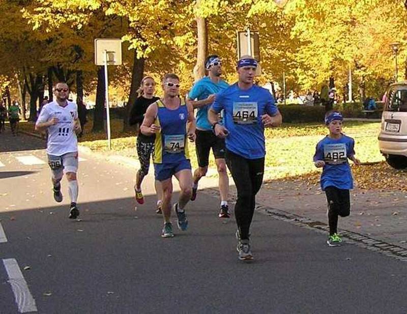 Běhat začal Pavel Žurek asi před deseti lety. Tenkrát si pořídil štěně ridgebacka a rozhodl se, že z něj udělá dostihového šampiona.