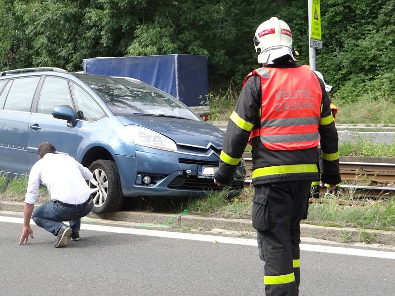 Zhruba patnáct minut trvalo ostravským hasičům vyproštění osobního vozu, který uvízli v kolejišti v Plzeňské ulici nedaleko Ferony.