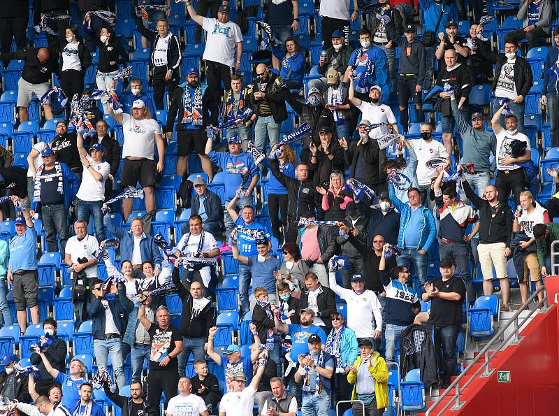 Fotbalisté Baníku Ostrava bojovali 15. května 2021 v utkání 32. ligového kola se Zlínem. Fanoušci Baníku slaví gól.