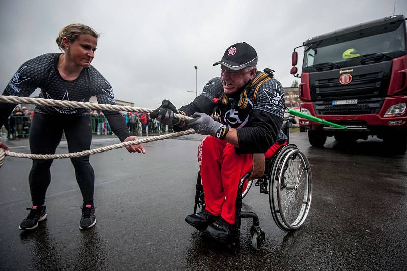 Den rekordů, na kterém handicapovaný kulturista Daniel Minster utáhl na invalidním vozíku nákladní automobil Tatra (do vzdálenosti 252cm).