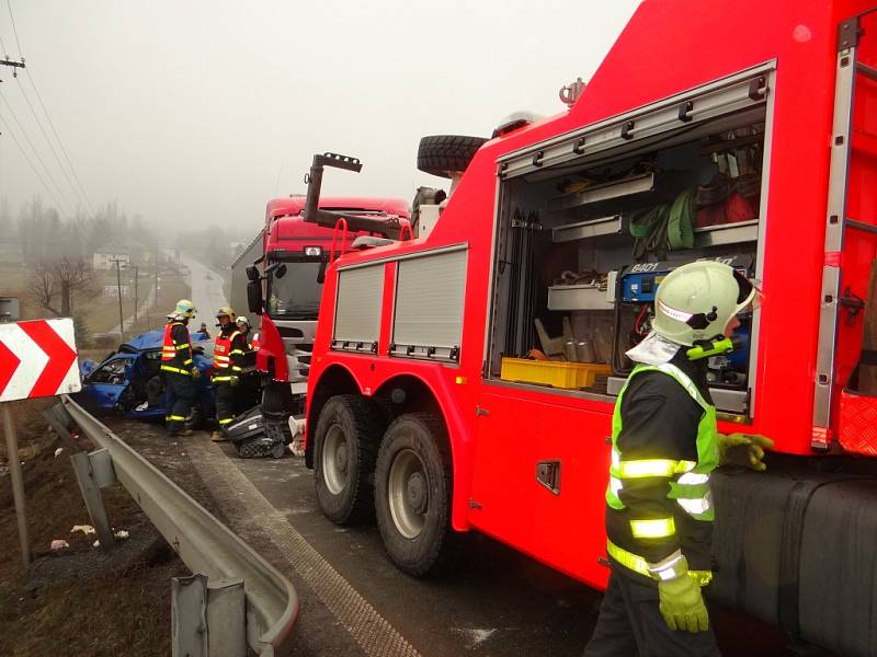 Vážná dopravní nehoda v pátek 8. března zablokovala komunikaci I/11 mezi Ostravou-Porubou a obcí Velká Polom. 